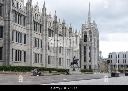 Aberdeen, Schottland, Vereinigtes Königreich - 7. Juli 2024: Das riesige Granitgebäude des Marischal College in der Stadt Aberdeen in Schottland, Hauptquartier von Aberdeen C. Stockfoto