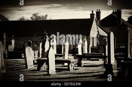 Der Friedhof in der Elgin Cathedral in der Monchrome Elgin Cathedral, King Street, eine historische Ruine in Elgin, Moray, Nordosten Schottlands Stockfoto