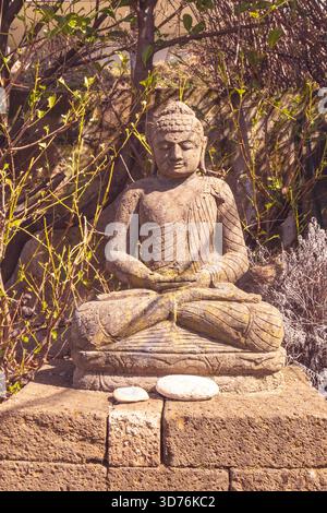 Nahaufnahme einer Buddha-Statue. Vertikal. Stockfoto