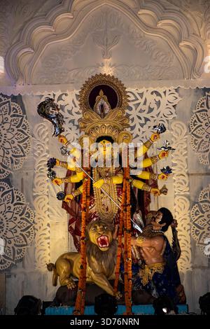 Idol der Göttin Durga in Durga Puja 2025 organisiert von Bangladesch Puja Udjapan Parishad, Chattogram Mahanagar, Bangladesch. Stockfoto