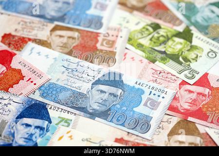 Pakistanische Rupien Banknoten. Die aktuellen pakistanischen Geldrechnungen liegen in großer Höhe auf dem Tisch. Das Konzept des Geschäfts und der Investitionen in Pakistan Stockfoto