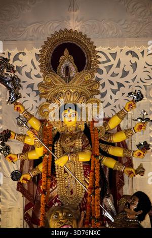 Idol der Göttin Durga in Durga Puja 2025 organisiert von Bangladesch Puja Udjapan Parishad, Chattogram Mahanagar, Bangladesch. Stockfoto