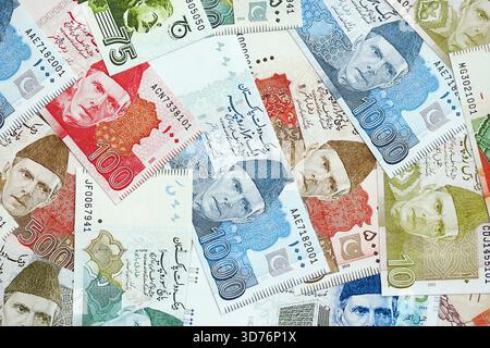 Pakistanische Rupien Banknoten. Die aktuellen pakistanischen Geldrechnungen liegen in großer Höhe auf dem Tisch. Das Konzept des Geschäfts und der Investitionen in Pakistan Stockfoto