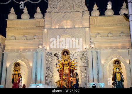 Idol der Göttin Durga in Durga Puja 2025 organisiert von Bangladesch Puja Udjapan Parishad, Chattogram Mahanagar, Bangladesch. Stockfoto