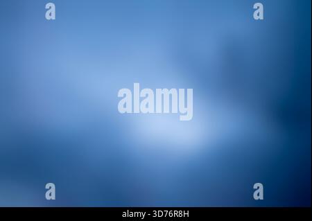 Unscharfer Hintergrund, blauer violetter oranger Farbverlauf. Abstrakter Farbunschärfenhintergrund für digitale Kunst, Poster, Präsentationsvorlage, Karte, Werbeschild Stockfoto