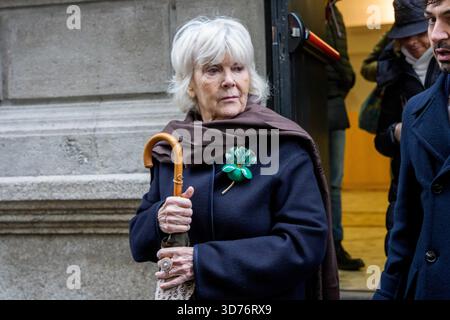 Mailand, Italien. November 2025. Caterina Caselli alla camera ardente per Ornella Vanoni al Piccolo Teatro Grassi - Milano, 24. November 2025 (Foto Claudio Furlan/Lapresse) zweiter Tag der Trauerkammer für Ornella Vanoni im Piccolo Teatro Grassi - Mailand, 24. November 2025 (Foto Claudio Furlan/Lapresse) Credit: LaPresse/Alamy Live News Stockfoto