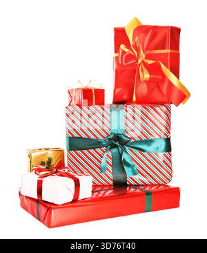 Ein farbenfroher Stapel Weihnachtsgeschenke, die in rotes, gestreiftes und goldenes Papier mit festlichen Bändern gewickelt sind, isoliert auf weiß. Hochwertige Fotos Stockfoto