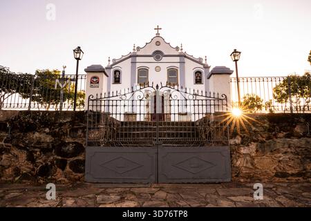 Wunderschöner Blick auf die historische Kolonialkirche in Tiradentes Stockfoto