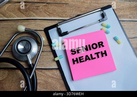 Konzept der älteren Gesundheit Schreiben auf Haftnotizen isoliert auf Holztisch. Stockfoto