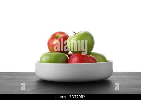 Rote und grüne reife Äpfel in der Schüssel auf Holztisch vor weißem Hintergrund Stockfoto