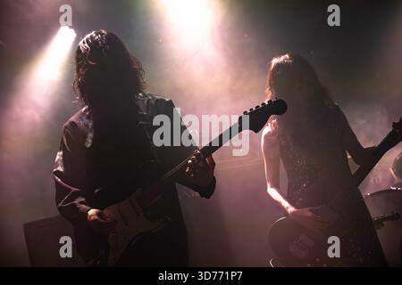 November: 2025. Zagreb, Kroatien, Vereinigtes Königreich. - Idylle Szenen der Bühnenaufführung von Mono, einer japanischen Instrumentalband Stockfoto