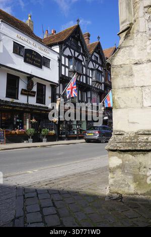 Historische Gebäude aus der Tudor-Zeit in Salisbury, England 17. März 2022. Alte englische Architektur Stockfoto