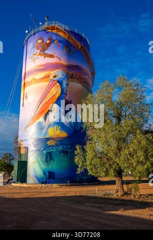 Das Wandgemälde des Nyngan Wasserturms wurde von dem australischen Wandkünstler @krimsone (Scott Nagy) gemalt. Mit 27 m Höhe und 1200 m2 insgesamt ist seine Schöpfung bisher Stockfoto