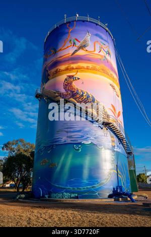 Das Wandgemälde des Nyngan Wasserturms wurde von dem australischen Wandkünstler @krimsone (Scott Nagy) gemalt. Mit 27 m Höhe und 1200 m2 insgesamt ist seine Schöpfung bisher Stockfoto