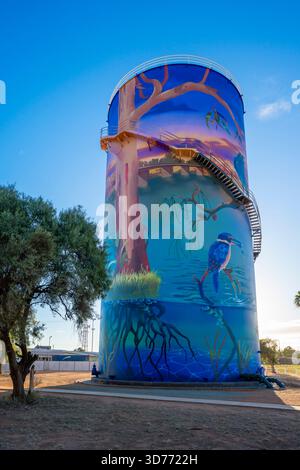 Das Wandgemälde des Nyngan Wasserturms wurde von dem australischen Wandkünstler @krimsone (Scott Nagy) gemalt. Mit 27 m Höhe und 1200 m2 insgesamt ist seine Schöpfung bisher Stockfoto