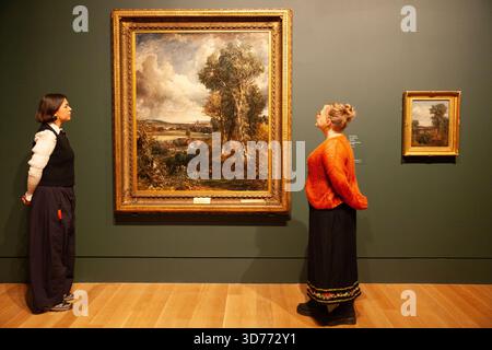 London, Großbritannien. November 2025. Turner and Constable: Rivals and Originals eröffnet in Tate Britain und ist bis April 2026 für die Öffentlichkeit zugänglich. Beide wurden nur ein Jahr auseinander geboren und suchten die Natur nach Inspiration, aber mit kontrastierenden künstlerischen Stilen. Zu den ausgestellten Werken gehört das „Vale of Dedham“ von John Constable. Quelle: Anna Watson/Alamy Live News Stockfoto