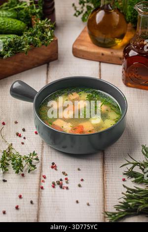 Heiße Lachssuppe mit Kräutern und Gemüse in einer Schüssel Stockfoto