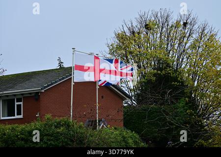 England und Großbritannien Fahnen fliegen vor Mossy Brick House Stockfoto