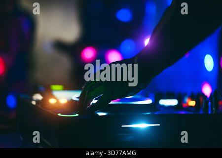 DJ spielt Musik während der Winterfeier in der Cocktailbar - Unterhaltungs- und Clubbingkonzept - Soft Focus zur Hand Stockfoto