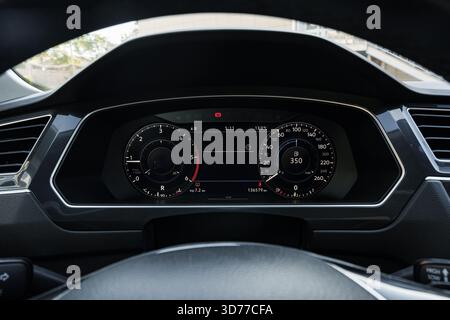 Armaturenbrett-Display zeigt Fahrzeuggeschwindigkeit und Kraftstoffstand in einem modernen Fahrzeuginnenraum an Stockfoto