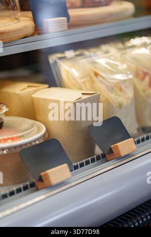 Verpackung zum Mitnehmen in einem Kühlschrank mit frischen Mahlzeiten, die sofort einsatzbereit sind Stockfoto