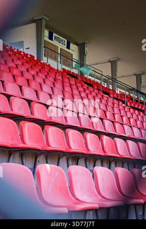 Ellenfeld-Stadion, alte Sitzplätze auf den Tribünen mit Snackbar im Hintergrund, Neunkirchen, Saar Stockfoto