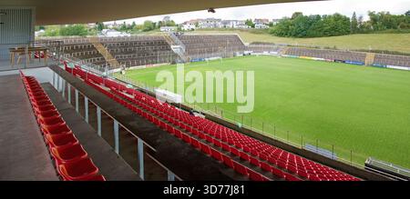 Spielplatz des Ellenfeld-Stadions in Neunkirchen im Saarland, Panoramablick vom Haupttribüne auf das Spielfeld Stockfoto