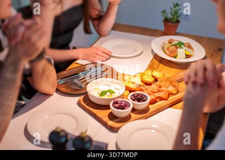 Freunde genießen Bruschetta, Oliven und Salat in einem Restaurant Stockfoto