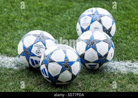 LEVERKUSEN, DEUTSCHLAND - 24. NOVEMBER: Spielball der UEFA Champions League Saison 2025/26 während des letzten Trainings von Bayer 04 Leverkusen vor dem UEFA Champions League Spiel gegen ManCity im Ulrich-Haberland-Stadion am 24. November 2025 in Leverkusen. Kredit: SCHÖNE SPORT Pressefotoagentur/Alamy Live News Stockfoto