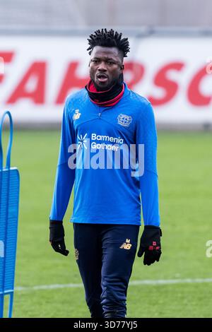 LEVERKUSEN, DEUTSCHLAND - 24. NOVEMBER: Edmond Tapsoba (Bayer 04 Leverkusen, 12) während des letzten Trainings von Bayer 04 Leverkusen vor dem Spiel der UEFA Champions League gegen ManCity im Ulrich-Haberland-Stadion am 24. November 2025 in Leverkusen. Kredit: SCHÖNE SPORT Pressefotoagentur/Alamy Live News Stockfoto