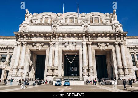 Mailand, Italien - 19. März 2025 : Fassade des Mailänder Hauptbahnhofs mit neoklassizistischer Architektur und Statuen Stockfoto