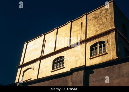 Mailand, Italien - 19. März 2025: Nahaufnahme der legendären Goldhülle Stockfoto