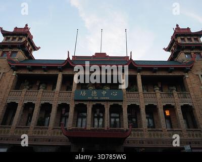 Chicago, IL - 16. September 2025: Flacher Blick auf das historische Pui Tak Center-Gebäude in Chinatown mit kunstvollen Türmen und Fassadendetails. Stockfoto