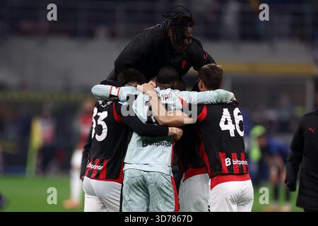Mailand, Italien. November 2025. Die Spieler des AC Mailand feiern am 23 . November 2025 im Stadio Giuseppe Meazza im Stadio Giuseppe Meazza am Ende der Serie A zwischen dem FC Internazionale und dem AC Mailand . Quelle: Marco Canoniero/Alamy Live News Stockfoto