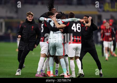 Mailand, Italien. November 2025. Die Spieler des AC Mailand feiern am 23 . November 2025 im Stadio Giuseppe Meazza im Stadio Giuseppe Meazza am Ende der Serie A zwischen dem FC Internazionale und dem AC Mailand . Quelle: Marco Canoniero/Alamy Live News Stockfoto