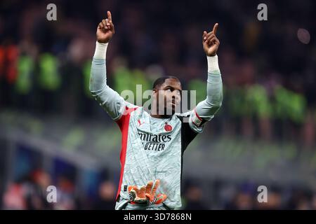 Mailand, Italien. November 2025. Mike Maignan vom AC Mailand feiert am 23 . November 2025 im Stadio Giuseppe Meazza das Spiel der Serie A zwischen dem FC Internazionale und dem AC Mailand . Quelle: Marco Canoniero/Alamy Live News Stockfoto