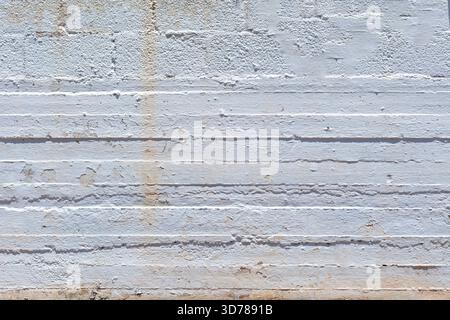 Weiß getünchte Betonwand mit horizontalen Linien Stockfoto