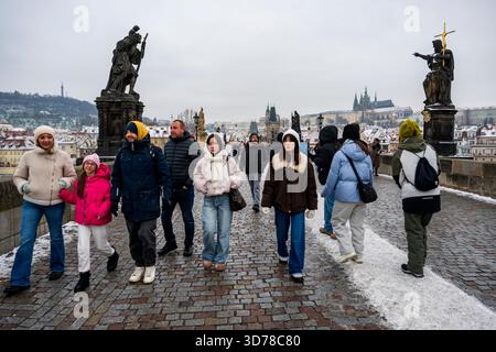 Prag, Tschechische Republik. November 2025. Touristen auf der Karlsbrücke mit Prager Burg im Hintergrund, in Prag, Tschechien, am 24. November 2025. Quelle: VIT Simanek/CTK Photo/Alamy Live News Stockfoto