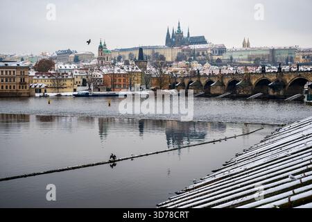Prag, Tschechische Republik. November 2025. Schneebedeckte Dächer auf der Kleinstadt (Mala Strana) und der Prager Burg in Prag, Tschechische Republik, am 24. November 2025. Quelle: VIT Simanek/CTK Photo/Alamy Live News Stockfoto