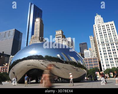 Chicago, IL – 17. September 2024: Low-Winkels-Ansicht von Cloud Gate, aufgenommen mit langsamer Verschlusszeit, um Bewegungsunschärfen bei Besuchern zu erzeugen, die auf dem pla laufen Stockfoto