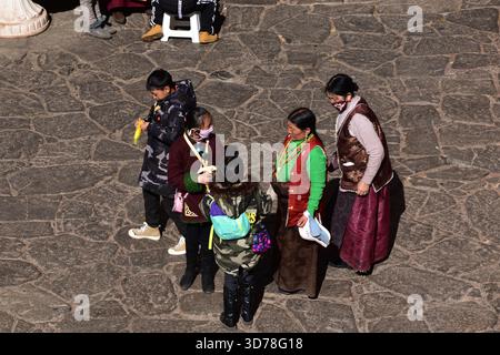 15. Januar 2021: Lhasa, Tibet: Eine tibetische Familie in traditioneller Kleidung im Jokhang-Tempel in Lhasa. Stockfoto