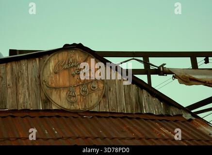 Ho-Chi-Minh-Stadt, Vietnam - 18. März 2023: Schilder auf dem Dach von Chenh Venh Stockfoto