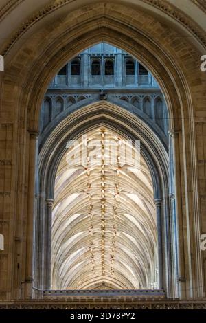 Canterbury Cathedral, Kent, Großbritannien - Blick vom Chor ins Kirchenschiff Stockfoto