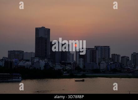 Wunderschöner goldener Sonnenuntergang über Ho Chi Minh City vom Fluss aus gesehen Stockfoto