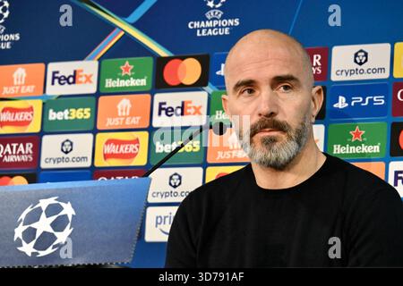 London, Großbritannien. Enzo Maresca, Cheftrainer des FC Chelsea, sprach vor dem Spiel der UEFA Champions League gegen Barcelona am 24. November 2025 mit den Medien. Quelle: michael melia/Alamy Live News Stockfoto