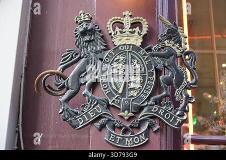 Dekoratives britisches königliches Wappen mit Löwe und Einhorn an einer Gebäudewand in Edinburgh. Edinburgh, Schottland Stockfoto