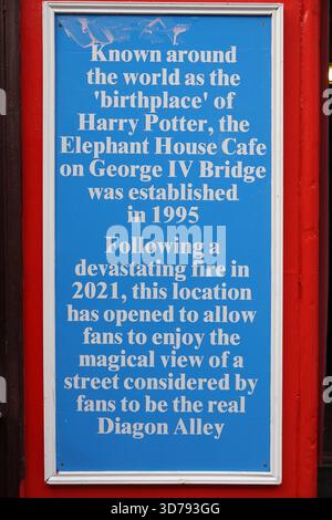 Blaues Informationsschild, das auf das Elephant House Cafe in Edinburgh und seine Verbindung zum Harry Potter Literaturtourismus verweist. Edinburgh, Schottland Stockfoto