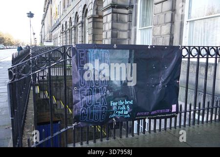 Banner für den Edinburgh Folk Club auf einem Geländer entlang einer georgianischen Straße in Edinburgh, Schottland Stockfoto