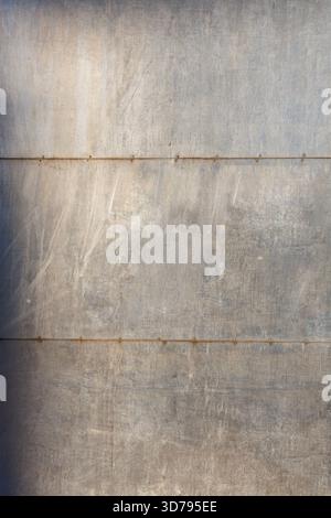 Alte Blechwand mit Kratzern und Textur Stockfoto