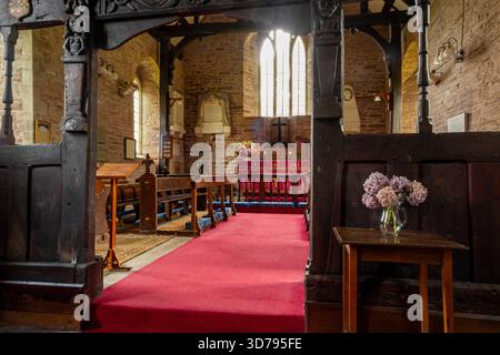 Innenansicht der mittelalterlichen Kirche St. Bartholomew in Vowchurch, einem Dorf im Golden Valley im Südwesten von Herefordshire England Großbritannien. Stockfoto